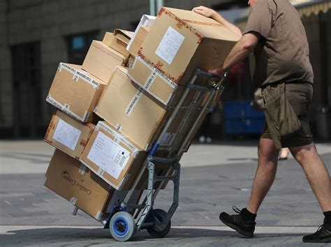 hermes zustellung auf balkon|Hermes: Dreister Bote wirft Päckchen ei.